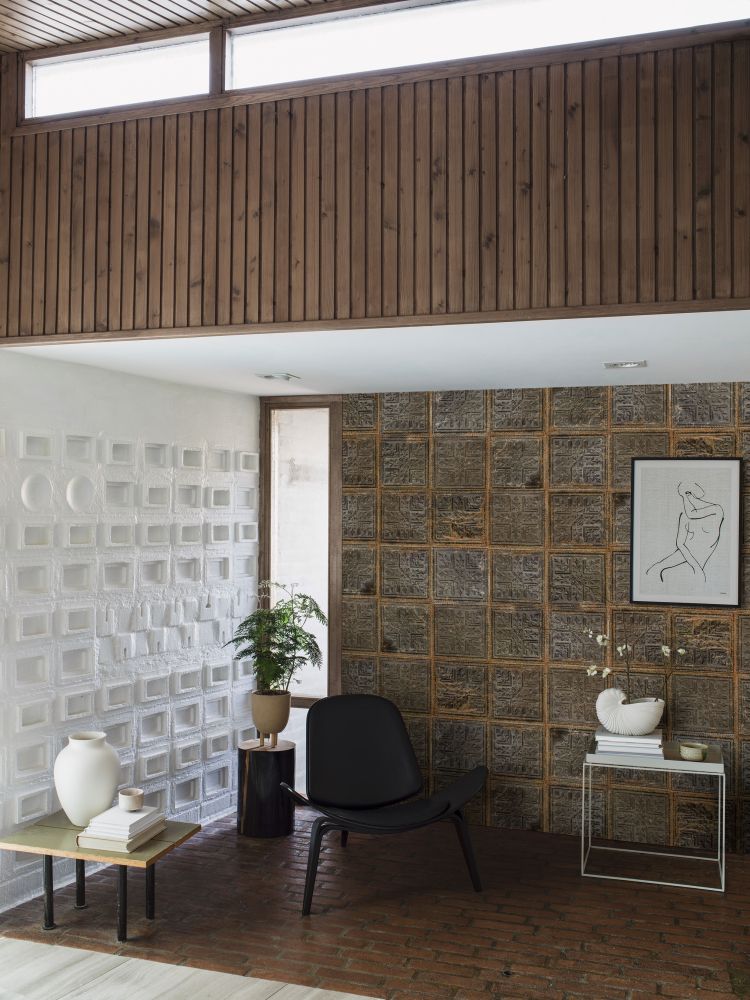9507W_BrownPlates_Roomshot