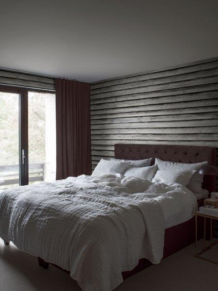 9537W_WoodenWall_Roomshot